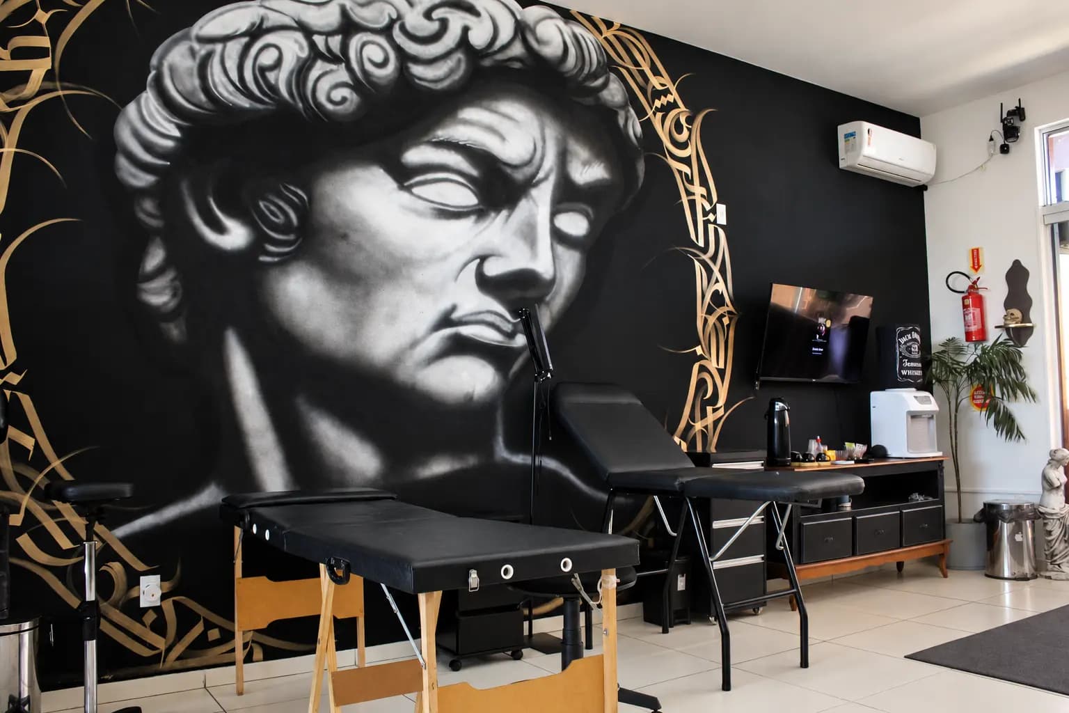 Detalhes do ambiente do Porcel Tattoo Studio