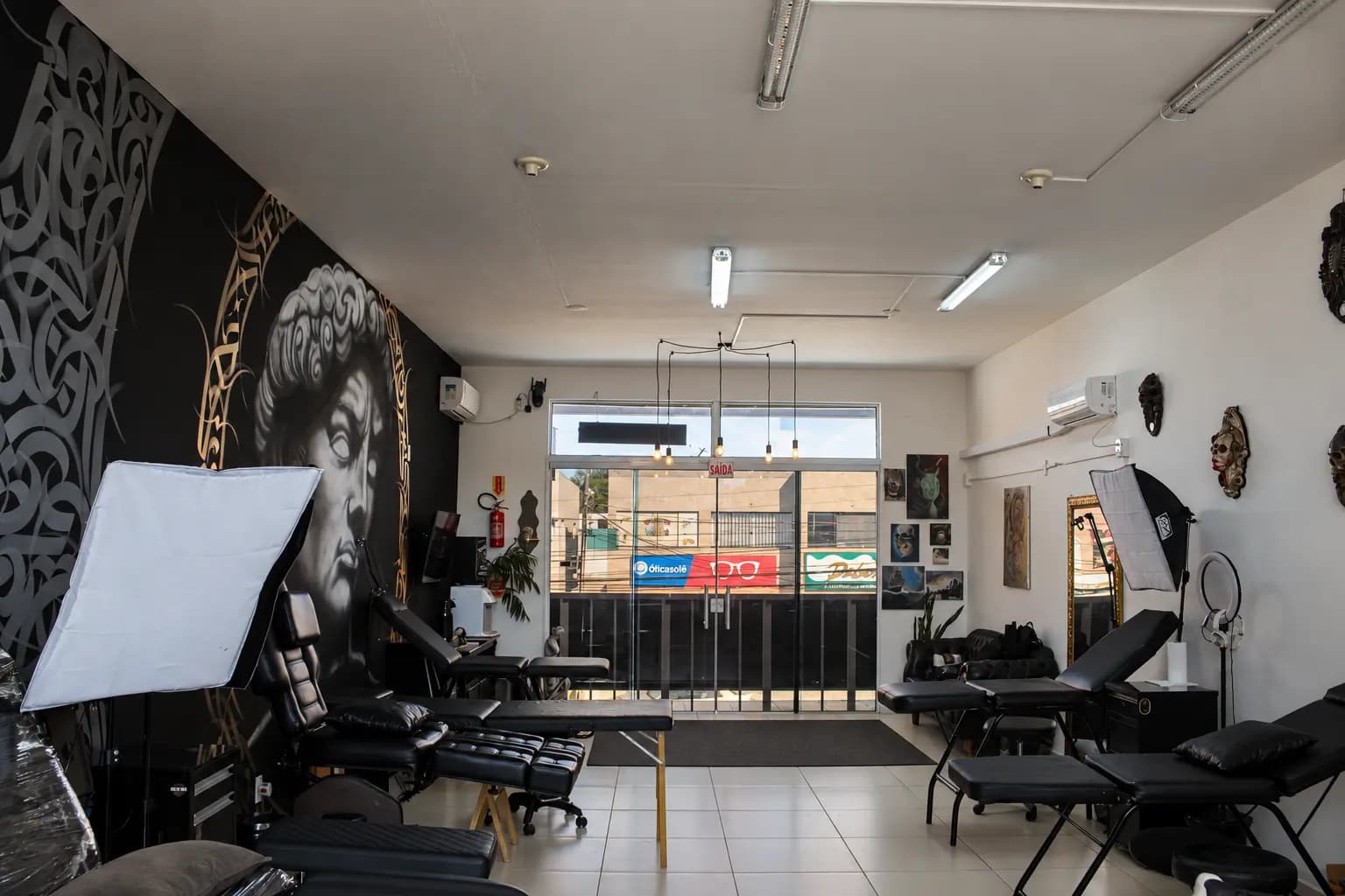 Interior do Porcel Tattoo Studio em Florianópolis