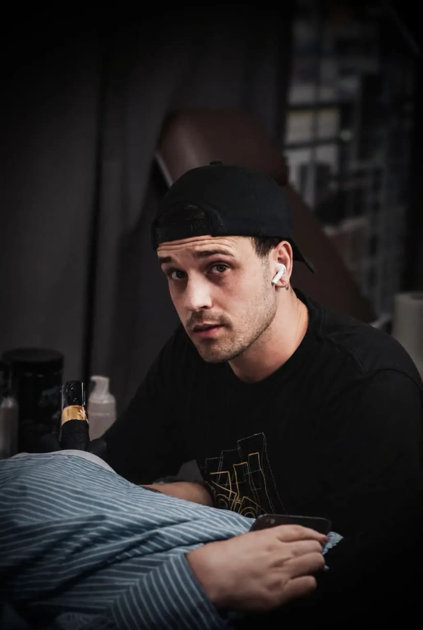 JACKSON ORTIZ, artista residente do Porcel Tattoo Studio