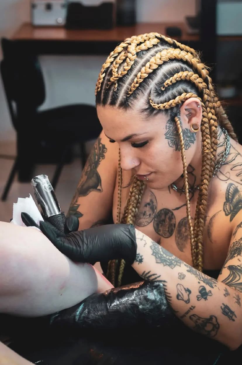 MILA CASTELL, artista residente do Porcel Tattoo Studio